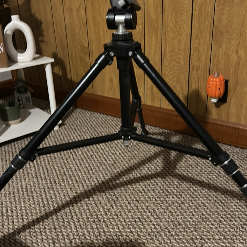 Practically new tripod - Picture 4 of 6